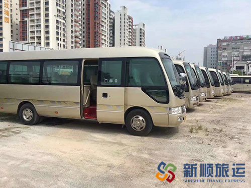 考斯特多輛停放